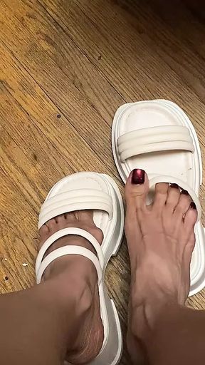 Melove Sexy Small Feet in Her White Sandals