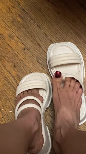 Melove Sexy Small Feet in Her White Sandals