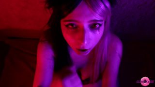 Kåt Succubus cosplayer älskar att suga kuk