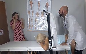 Madrasta leva sua enteada pela primeira vez ao ginecologista pilantra!