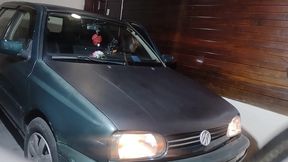 ia pra academia meu carro nao quis pega meu vizinho me ajudou e acabamos fazendo um sexo gostoso no capo do meu golf