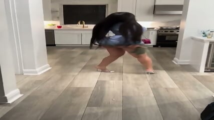 FAMOUS LATINA MILF SEXY WALK 1