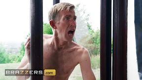 Scarlett Starr wanks her bubble butt on camera