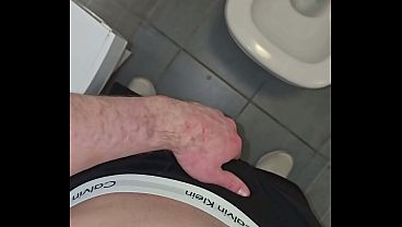 Deutscher Daddy wichst verschwitzt in der Gym Toilette - PhantomGentX