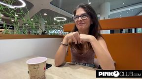 Sara Bell si fa scopare dal cazzone nero di Freddy Gong in giro per Milano