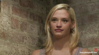 Cette bombe se fait pénétrer profondément dans son cul serré