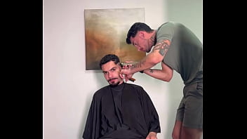 Esse barbeiro n&atilde_o s&oacute_ cortou bem como gozou gostoso