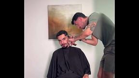 Esse barbeiro n&atilde_o s&oacute_ cortou bem como gozou gostoso