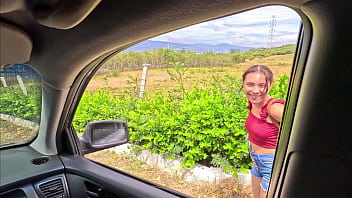 ENCUENTRO UNA POBRE CHICA CAMINANDO POR LA CARRETERA, LE DOY UN AVENTON HASTA EL GARAJE DE MI CASA LA PONGO A CHUPAR, TENIA UN CO&Ntilde_O APRETADO LA CONDENADA, ME SACO LA LECHE Y SOLO LE DOY PARA EL TAXI