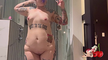 Peeping On a Slutty Pawg In The Shower