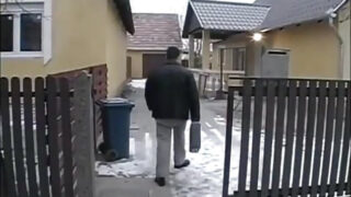 Cara dando uma surra de pau em uma gostosa de peitões enormes em um ménage à trois.