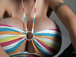 Geils Weib mit riesigen Titten aus den Milch kommt