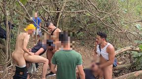 20 homens sao flagrados fazendo sexo em publico no mato