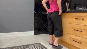 Unexpected Moments: A Persian Woman's Playful Encounter While Washing Dishes