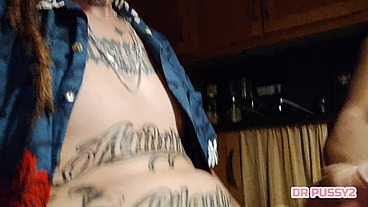 AFRICANA MASTURBA MELHOR AMIGO DO MARIDO DE FORMA SELVAGEM E DEIXA GRAVAR TUDO ENQUANTO O CORNO ESTA A FAZER O TURNO DA NOITE