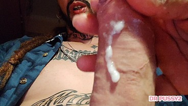 AFRICANA MASTURBA MELHOR AMIGO DO MARIDO DE FORMA SELVAGEM E DEIXA GRAVAR TUDO ENQUANTO O CORNO ESTA A FAZER O TURNO DA NOITE