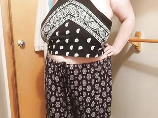 Going braless underneath a cute bandana top. Think anyone won'tice my underboob?