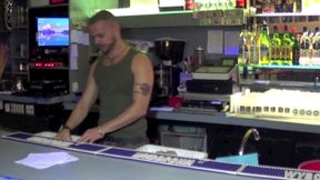 un militaire muslce se vide les couilles avec un barman