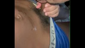Novinho 26 cm de piroca meteu muito no cu da travesti gordinha e gozou dentro