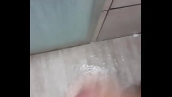 Jovem Dotado sexy batendo uma no Banheiro