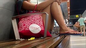 Hot Girl Candid Bare Legs And Hot Feet (faceshot)