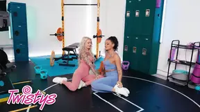 Nichole Saphir's double penetration with a double-ended dildo on Rayn Reid
