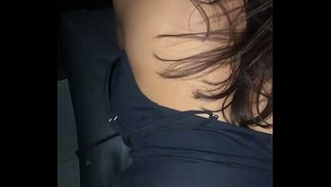 &quot_Olha seu corno como essa rola &eacute_ maior que a sua&quot_ - Casada safada hotwife fode com os machos no gloryhole e humilha o marido corno manso.
