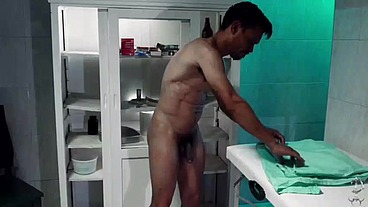 Medico não aguentou ver seu paciente nu e acabou chupando e dando para ele