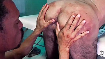 Medico não aguentou ver seu paciente nu e acabou chupando e dando para ele
