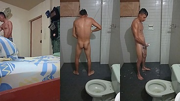 Joven moreno estudiante colombiano saca su leche en el baño completo