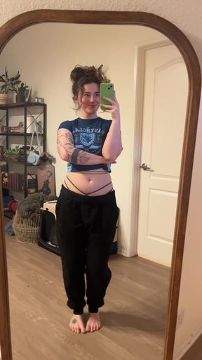 Wiggling amateur teen gets naughty