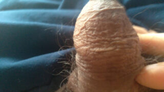 Ogromny kutas czarnego gościa niszczy chętne gejowskie tyłki podczas brutalnego, domowego pierdolenia, kończącego się orgazmem na twarzy