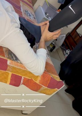 Beg to sniff my socks and I might make your face my chair 🖕🏻

#findom #alphamaster #maledom #cashmaster