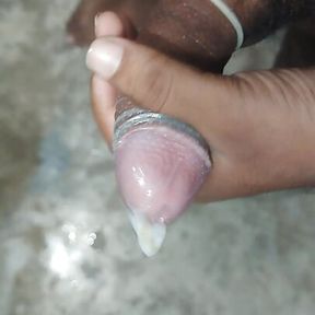 Akele ladake ne bathroom me condom lagakar masterbate kiya