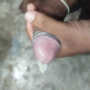 Akele ladake ne bathroom me condom lagakar masterbate kiya