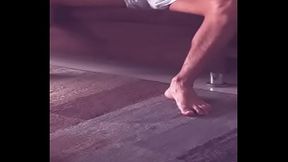 Covenzo a mi compa&ntilde_ero de piso hetero a mamarle la verga depsues d eunos tragos