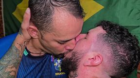 trepando com os colegas durante transmissao do jogo de futebol da selecao brasileira. - 04