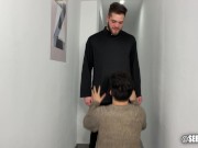 El Cura va a bendecir su casa y pero le bendice el culo