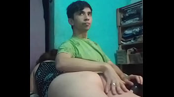 Le acaricio la cola