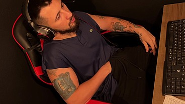 Punheta GOZANDO forte na cadeira gamer – filmado de cima no sigilo COMPLETO