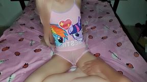 hijastra! mi padrastro se mete a mi cuarto en la noche, no le importa que este mi mama en la habitacion de enseguida