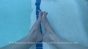 Artemisia Love POV feet fetish in the pool OF@BunnyLove Twitter:ArtemisiaLove9 IG:ArtemisiaLove_real