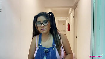 RANDOM - Estudiante inexperta busca pasar casting para modelo pero termina en una propuesta muy cachonda - Ivanna D&iacute_az