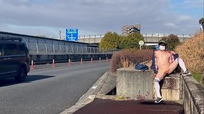 女装子まゆちゃんが車がばんばん通る日中の国道脇の歩道でノーブラノーパンの前をはだけて大股開いて丸出しの露出プレイを楽しんでいる。