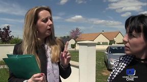 Deux salopes excit&eacute_es s'_amusent chez leur client