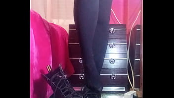 STANDED UP SHOEPLAY IN BOOTS AND BLACK PANTYHOSE / BOTAS Y MEDIAS - Reina Ic&oacute_nica