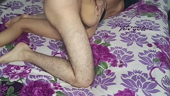 Hermosa jovencita colombiana tiene sexo salvaje antes de ir a dormir video casero