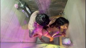 sexo en la ducha grabado desde el techo