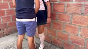 culona cachonda se escapa de la escuela para que le destrocen el cono en un lote abandonado