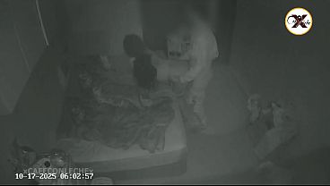 ME METO AL CUARTO DE  MI HERMANASTRA QUE ME ESPERABA SIN CALZ&Oacute_N PARA METERLE LA VERGA Y HACERLA GEMIR